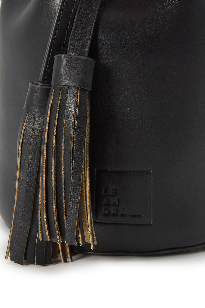 Bolso Mini bucket bag de piel color negro Leandra imagen detalle borla.