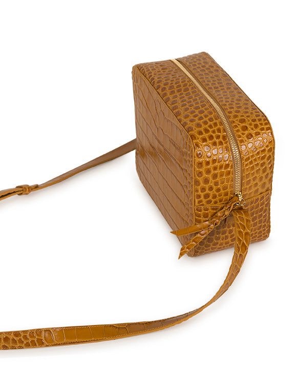 Bandolera tipo crossbody caramel piel vacuno grabado coco Leandra | Bolso de piel fabricada en Ubrique Leandra.