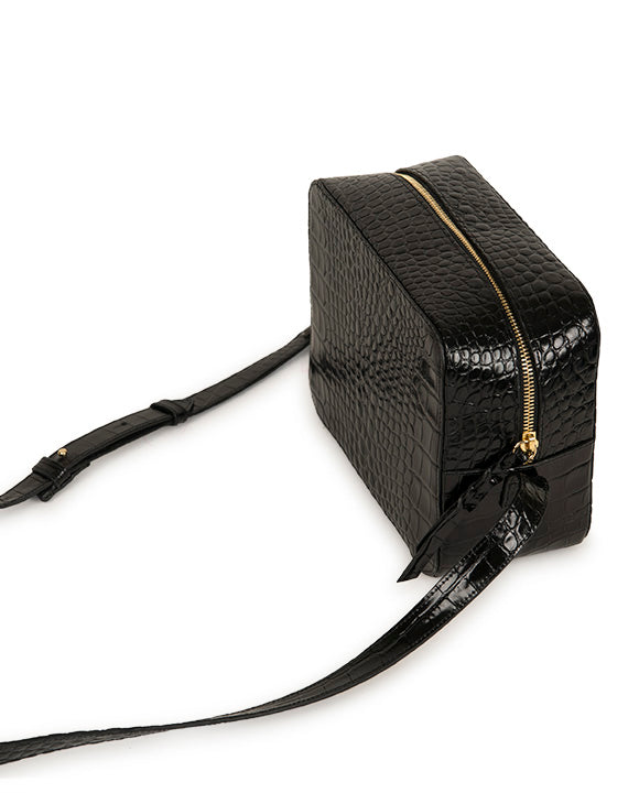 Crossbody negra piel vacuno grabado coco Leandra | Bolso de piel tipo bandolera en color negro con asa tipo bandolera ajustable con gemelos fabricada en Ubrique Leandra. 