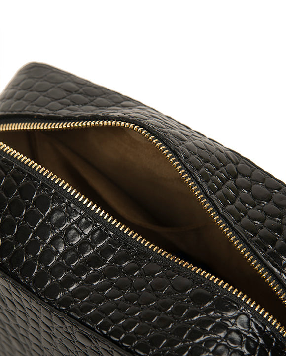 Detalle Bolso Crossbody grabada en coco negro Leandra. Bolsos Made in Spain Leandra