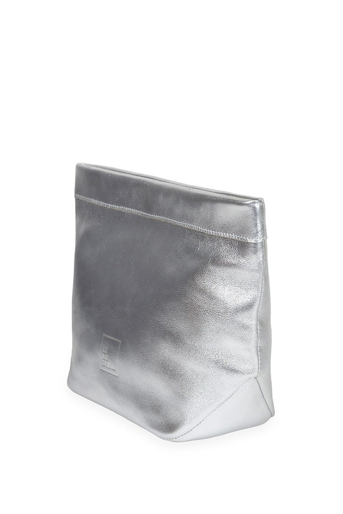 Bolso de fiesta metalizado en plateado. Bolso color plata Leandra 100% made in Spain a la venta en leandrabrand.com