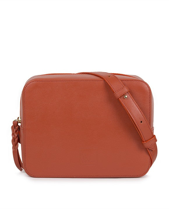 Bandolera tipo crossbody color mango de piel Leandra | Bolso de piel fabricada en Ubrique Leandra.