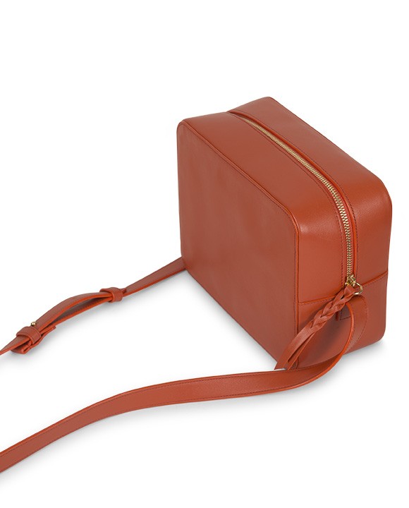 Bandolera tipo crossbody naranja de piel Leandra | Bolso de piel color mango made in Spain Leandra.