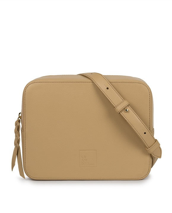 Bandolera tipo crossbody nude de piel Leandra | Bolso de piel fabricada en Ubrique Leandra.