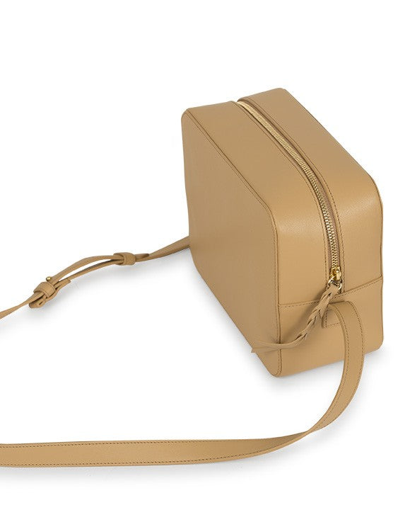 Bandolera crossbody nude de piel Leandra | Bolso de piel made in Spain Leandra.