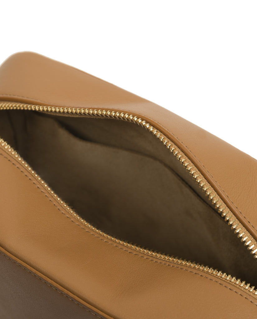 Bandolera tipo crossbody marrón de piel Leandra | Bolso de piel fabricada en Ubrique Leandra.