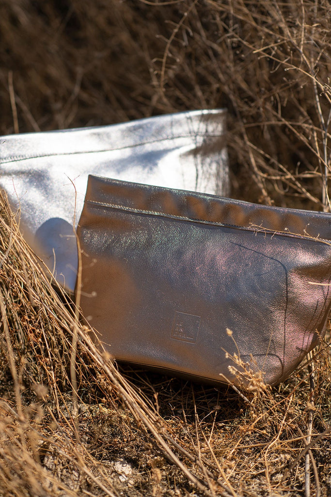 Bolso dorado de piel tipo Mini Paper bag piel oro bronce Leandra. Bolso de piel Leandra