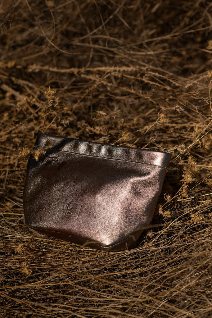 Bolso dorado de piel  Mini Paper bag piel oro bronce Leandra. Bolso Made in Spain Leandra