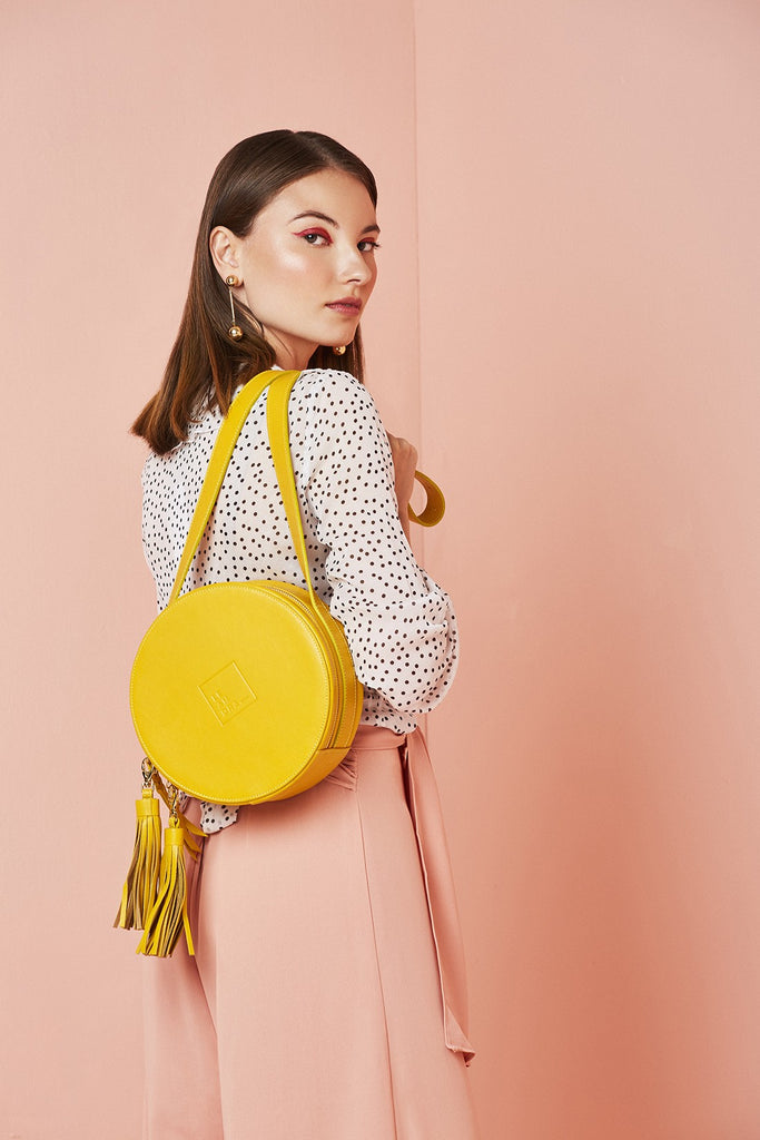 Circle Bag amarillo mostaza de piel Leandra. Bolso de piel made in Spain Leandra