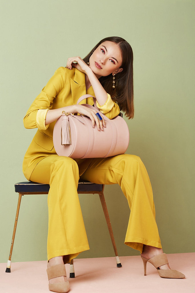 Imagen de modelo 3 con bolso tipo bowling de piel rosa Leandra. Bolsos bowling de piel made in Spain Leandra