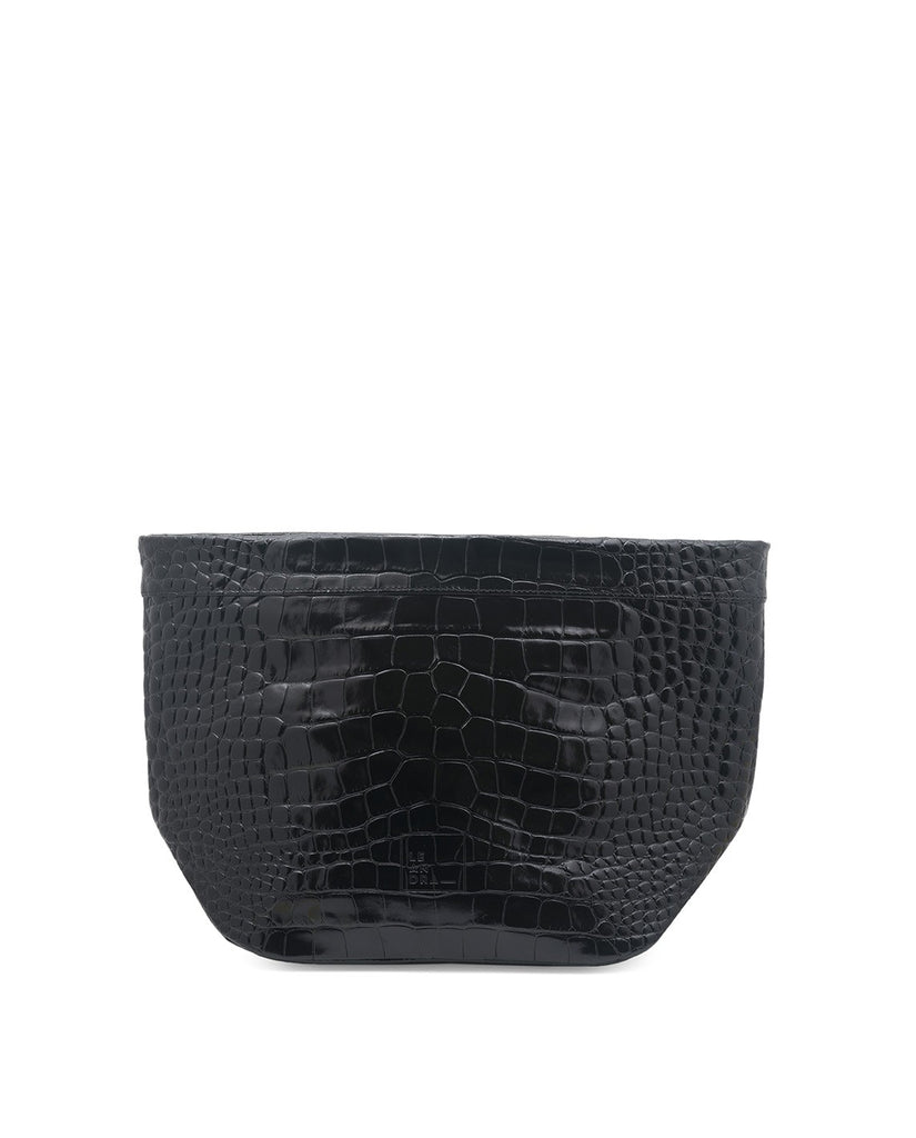 Bolso clutch tipo Paper Bag piel vacuno grabado en coco negro Leandra. Bolso de mano negro de piel grabada Leandra fabricado en Ubrique, España a la venta en leandrabrand.com