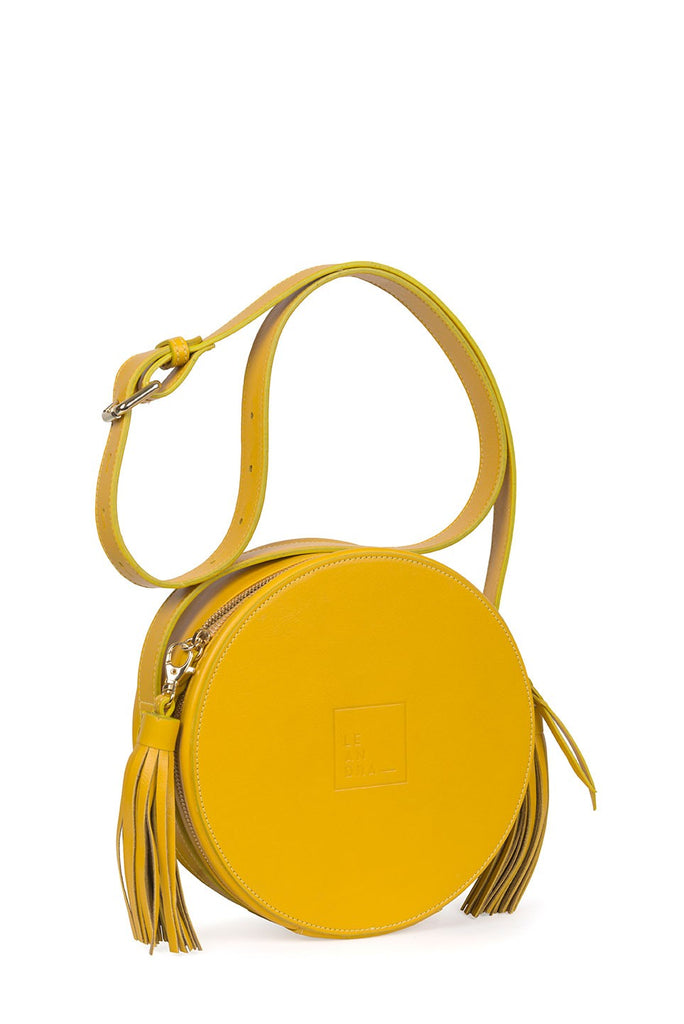 Circle Bag amarillo mostaza de piel Leandra. Bolso de piel made in Spain Leandra