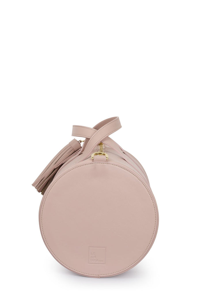 Imagen lateral de bolso tipo bowling de piel rosa Leandra. Bolsos bowling de piel made in Spain Leandra