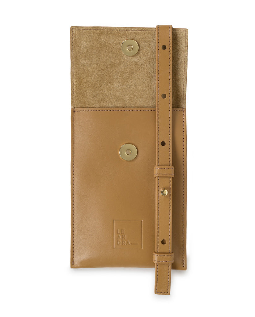 Bolso mini bandolera multiposición de piel camel Leandra. Bolso de piel Leandra