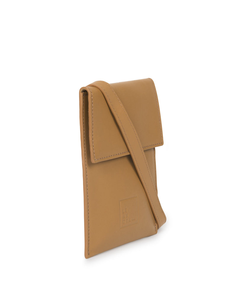 Bolso mini bandolera multiposición de piel camel Leandra. Bolso de piel Made in Spain Leandra