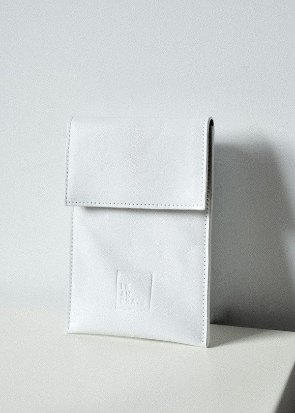 Bolso mini bandolera blanco de piel multiposición Leandra.  Bolso de piel Made in Spain Leandra