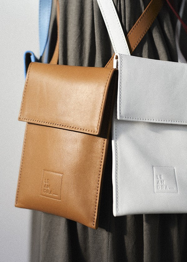 Bolso mini bandolera blanco de piel multiposición Leandra. Bolso de piel Leandra