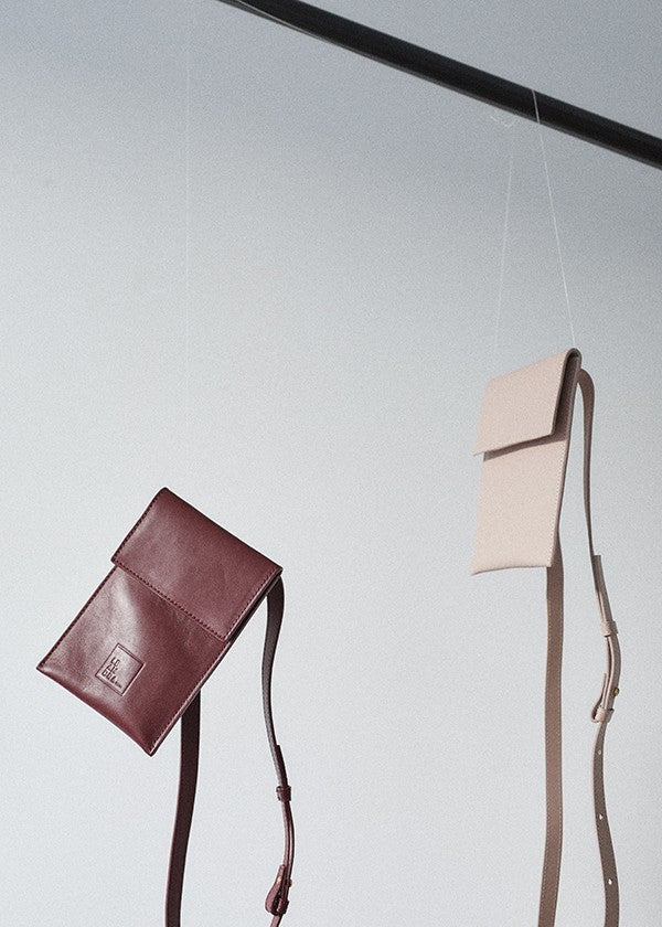 Bolso mini bandolera burgundy Leandra. Mini bag de piel  Leandra