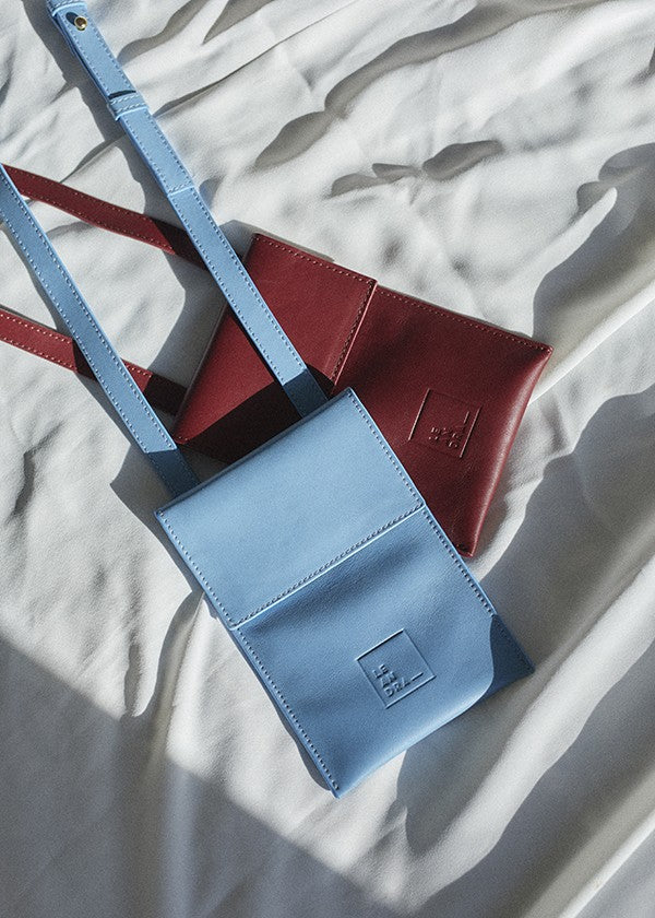 Bolso mini bandolera burgundy Leandra. Mini bag de piel made in Spain Leandra