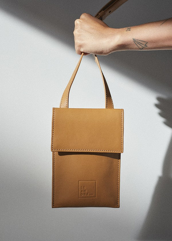 Bolso mini bandolera multiposición de piel toffee Leandra . Bolso de piel Leandra