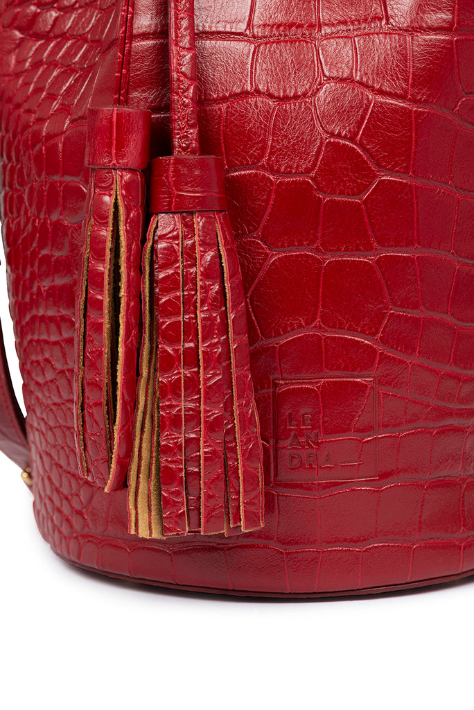 Bolso tipo mini bucket grabado en coco color rojo Leandra. Bolsos de piel fabricados en España