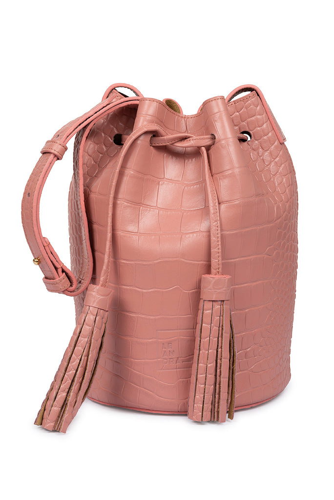 Bolso tipo mini bucket grabado en coco color rosa Leandra. Bolso de piel Leandra