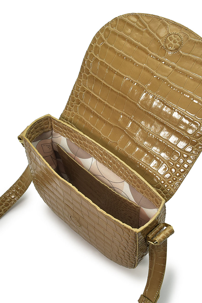 Imagen interior de bolso tipo bandolera de piel grabada en coco beige made in Ubrique