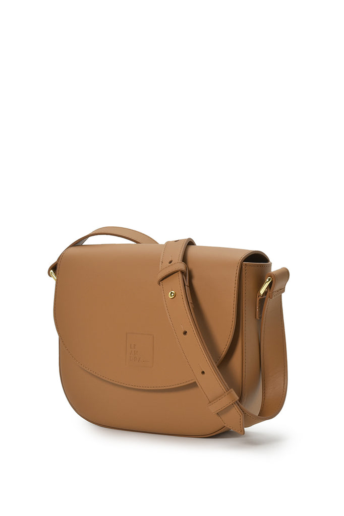 Imagen frontal asas de bolso de piel color camel con solapa made in Spain Leandra a la venta en leandrabrand.com