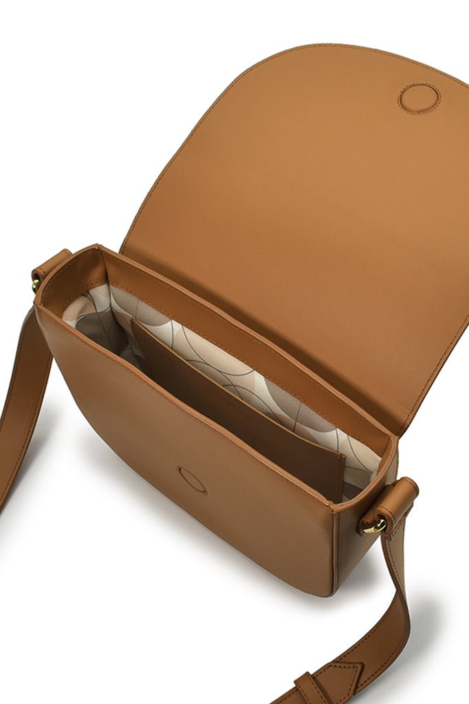 Imagen interior de bolso de piel color camel con solapa fabricado en Ubrique Leandra a la venta en leandrabrand.com