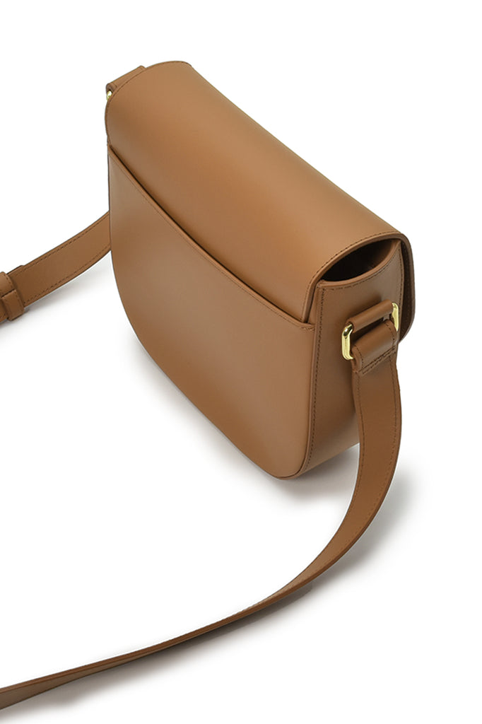 Imagen trasera en oblicuo de bolso tipo bandolera color camel de piel made in Spain Leandra a la venta en leandrabrand.com