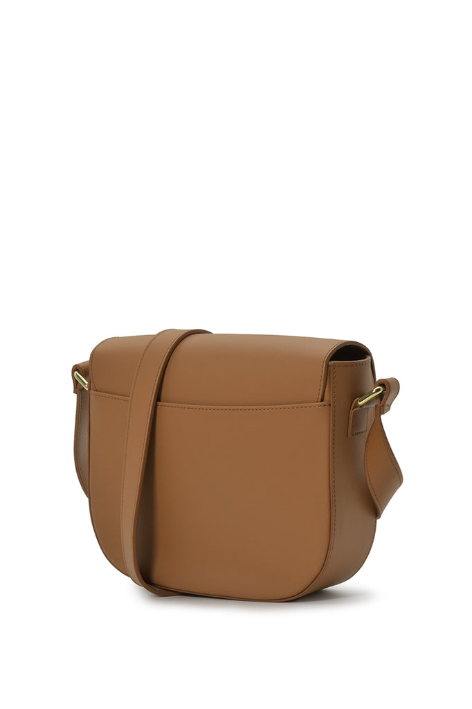 Imagen trasera de bolso bandolera con solapa de piel camel made in Spain Leandra a la venta en leandrabrand.com