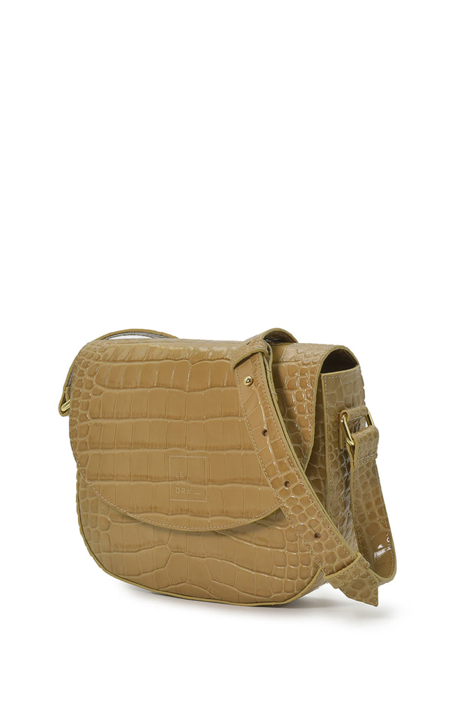 Imagen frontal de asas de bolso tipo bandolera de piel grabada en coco beige con solapa Leandra made in Ubrique