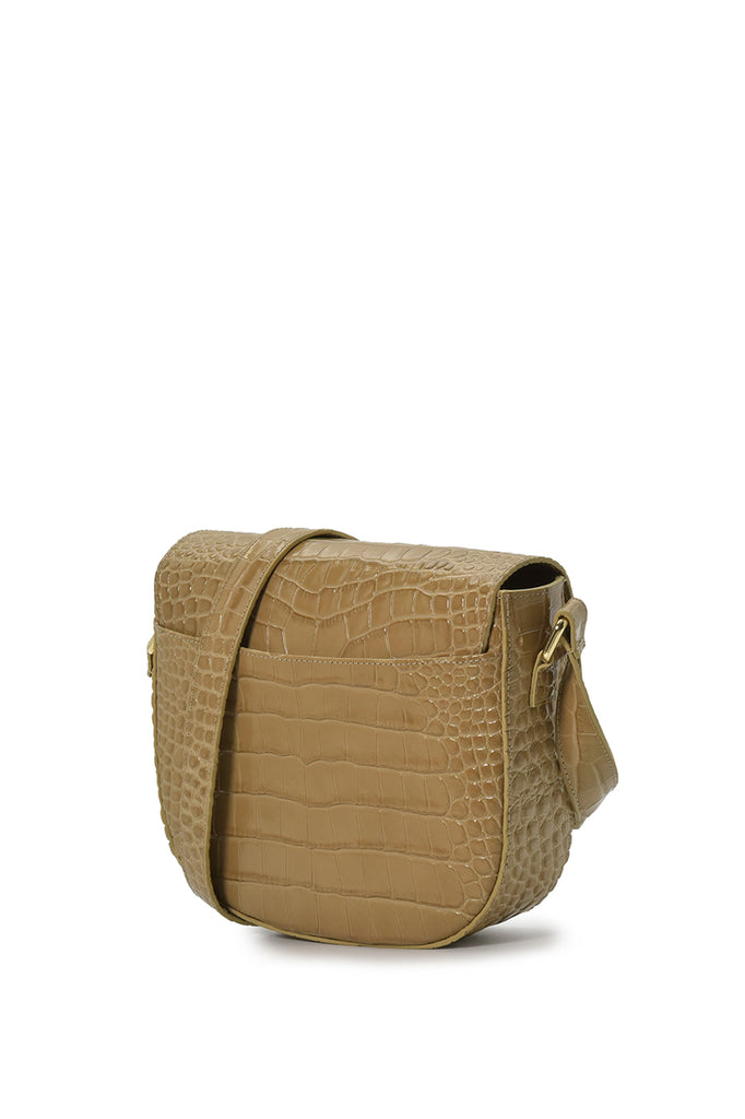 Imagen trasera de bolso bandolera de piel grabada en coco color beige con solapa fabricada en Ubrique