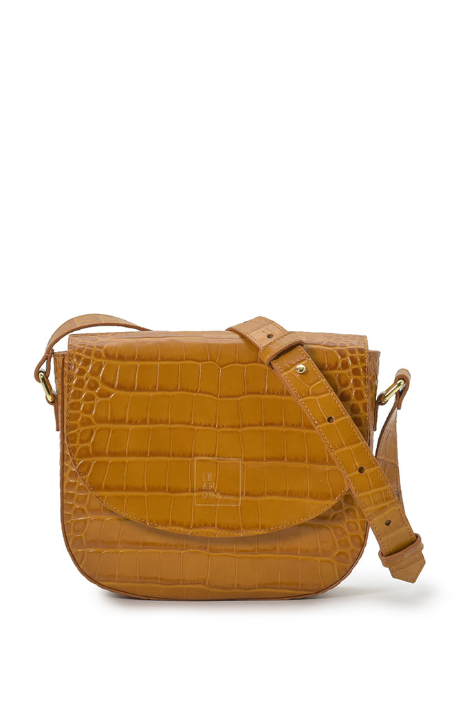 Imagen frontal de bolso bandolera de solapa de piel grabada en coco camel Leandra made in Spain