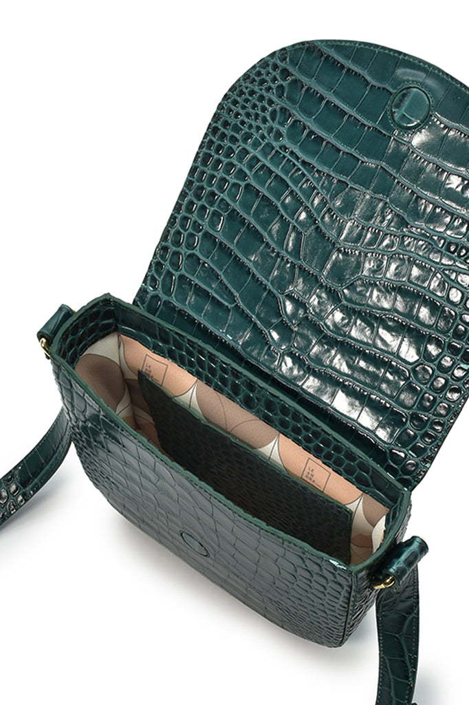 Interior de bolso bandolera de piel grabada en coco verde con solapa Leandra made in Spain  