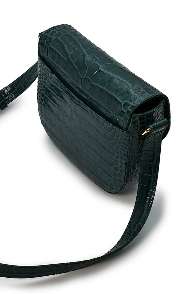 Imagen trasera de bolso bandolera de piel grabada en coco verde con solapa Leandra fabricado en Ubrique