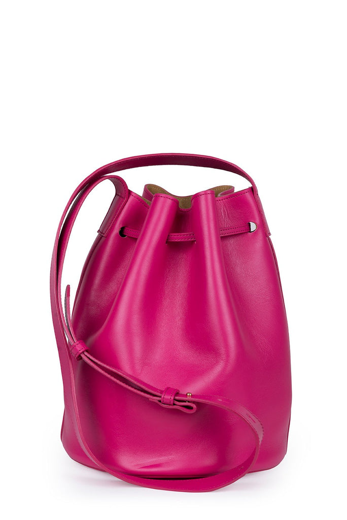 Imagen trasera de bolso tipo bucket bag  o saco piel fucsia Leandra.  Bolso de piel Made in Spain Leandra