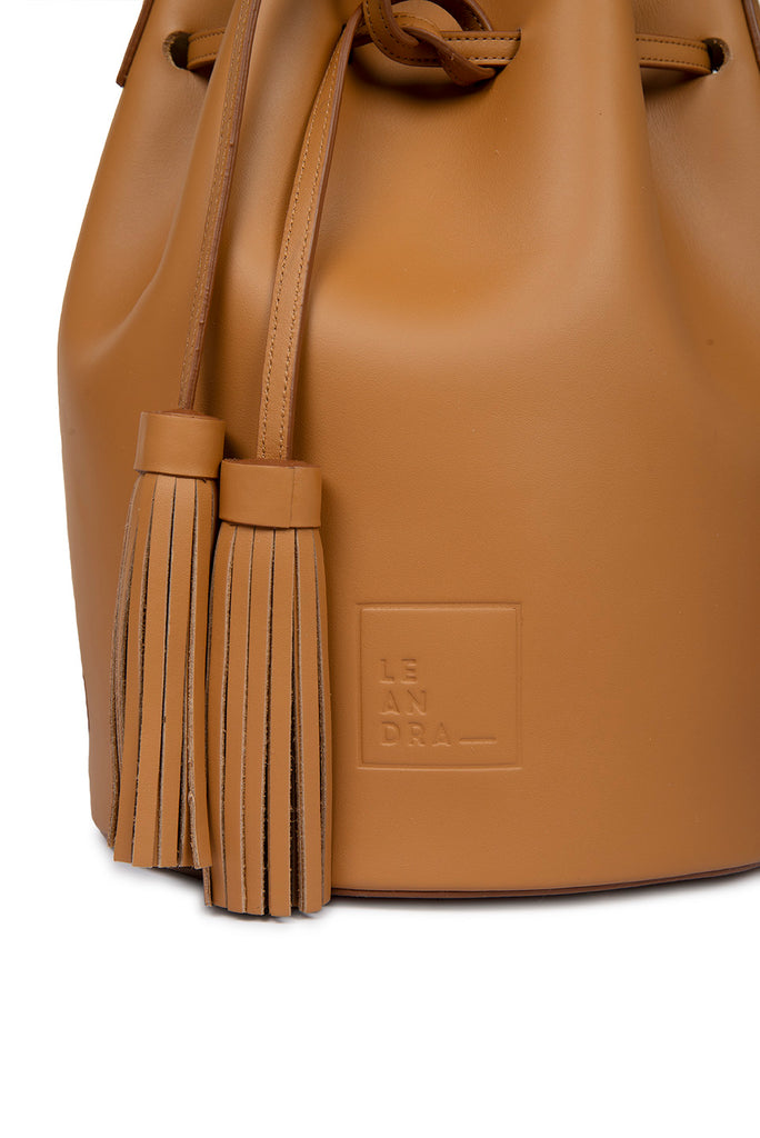 Imagen detalle borlas de bolso de piel topo saco color camel Leandra. Bolso made in Spain Leandra
