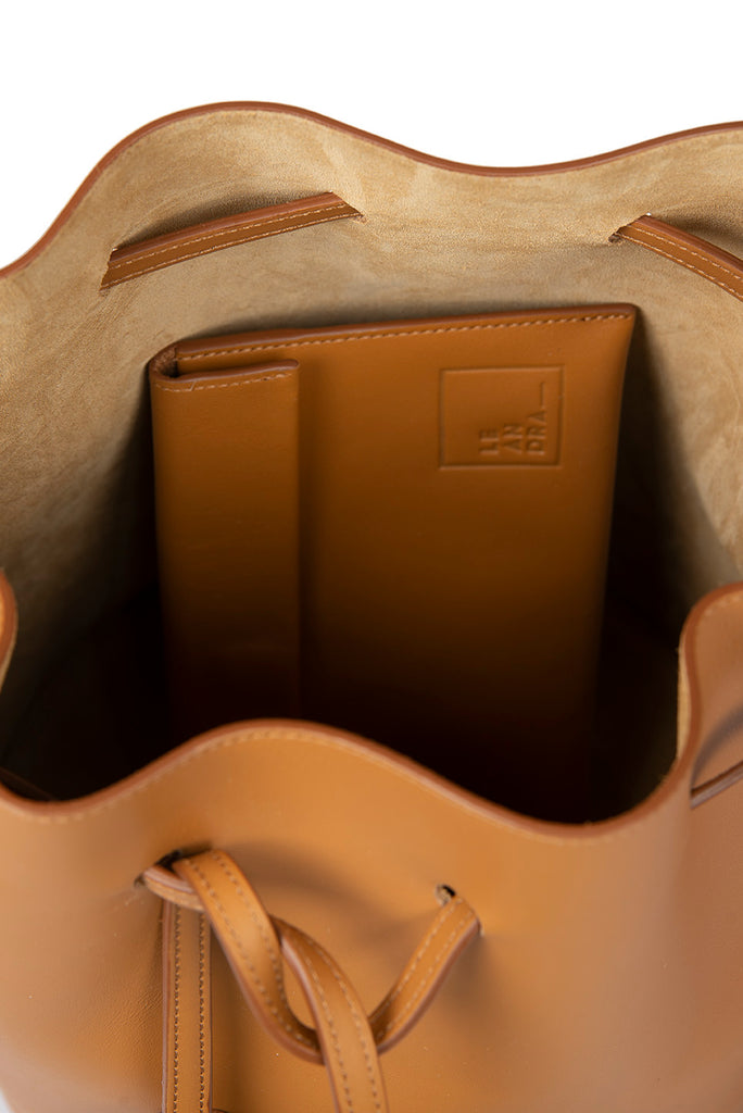Imagen interior de bolso de piel color camel Leandra. Bolso de piel made in Spain Leandra