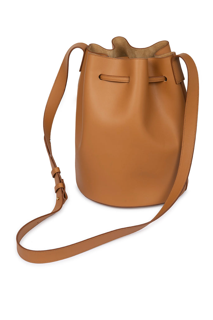 Imagen lateral de Bucket bag color camel de piel Leandra. Bolso de piel  color toffee made in Spain Leandra