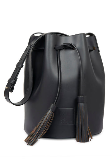 Imagen frontal de bolso tipo bucket bag de piel rígida color negro. Bolso made in Spain Leandra