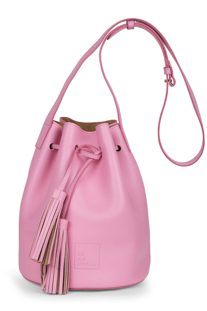 Imagen frontal de bolso saco de piel rosa Leandra. Bolso de piel tipo bucket bag o saco rosa Made in Spain Leandra
