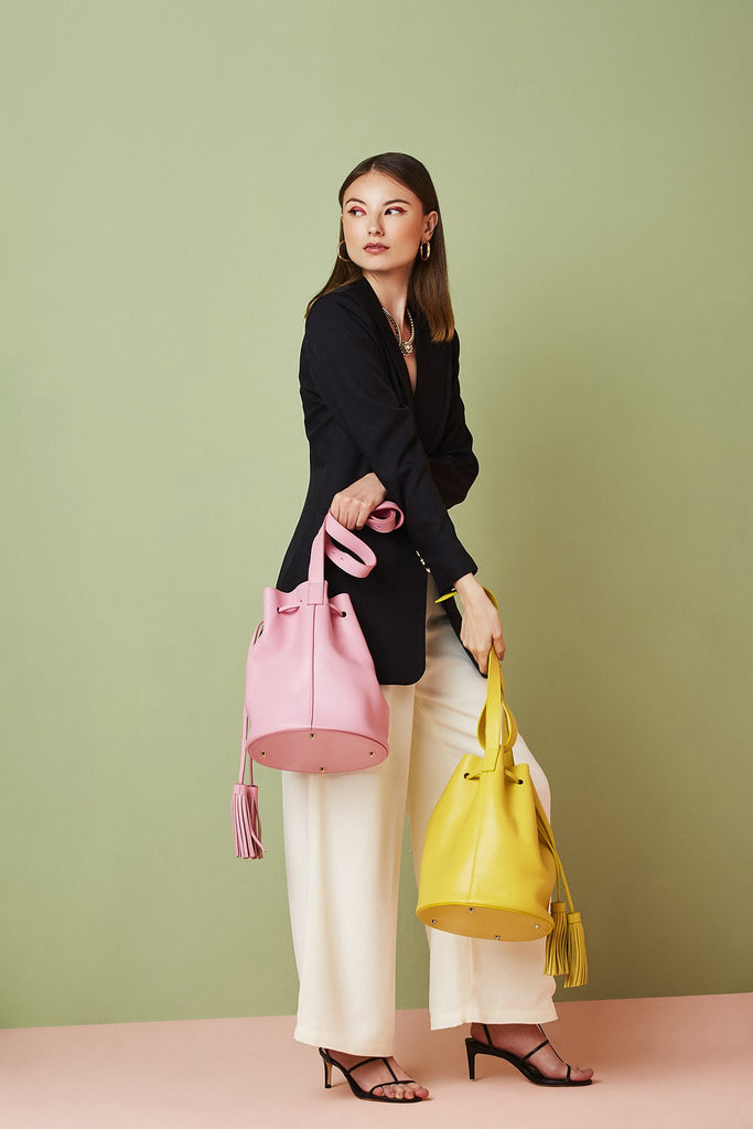 Imagen de modelo con bolso saco de piel rosa Leandra. Bolso saco de piel color rosa Leandra