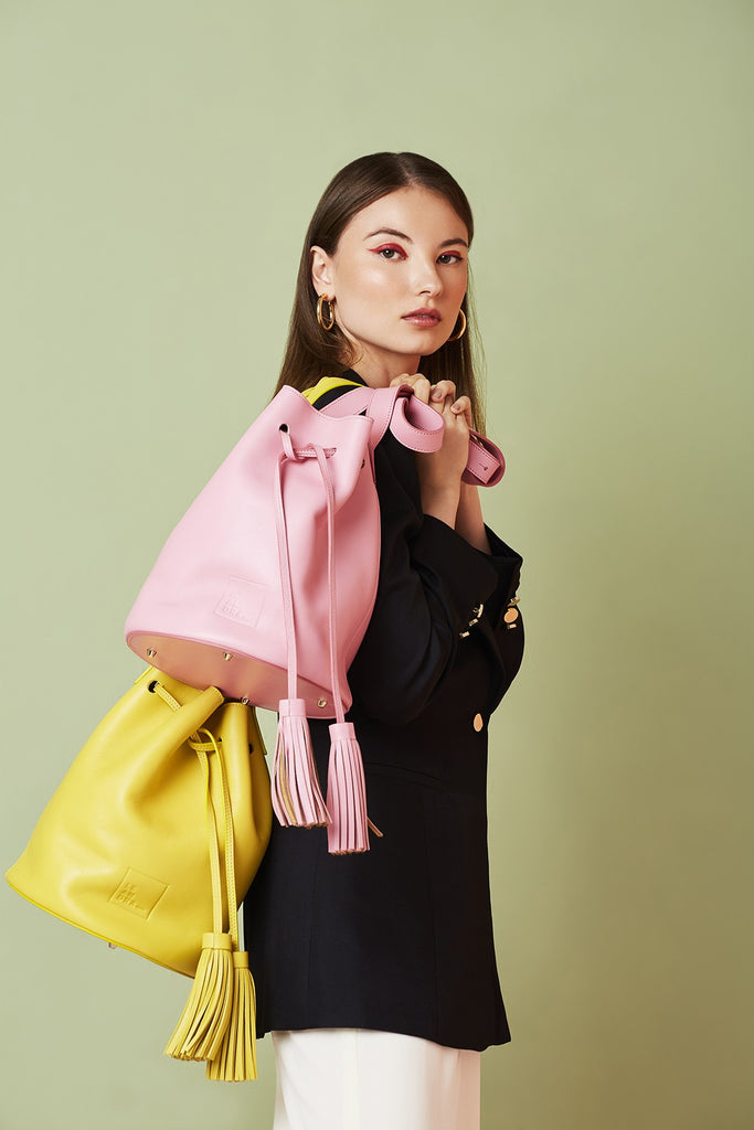 Imagen modelo de bolso saco de piel rosa Leandra. Bolsos de piel tipo bucket bag o saco Made in Spain Leandra