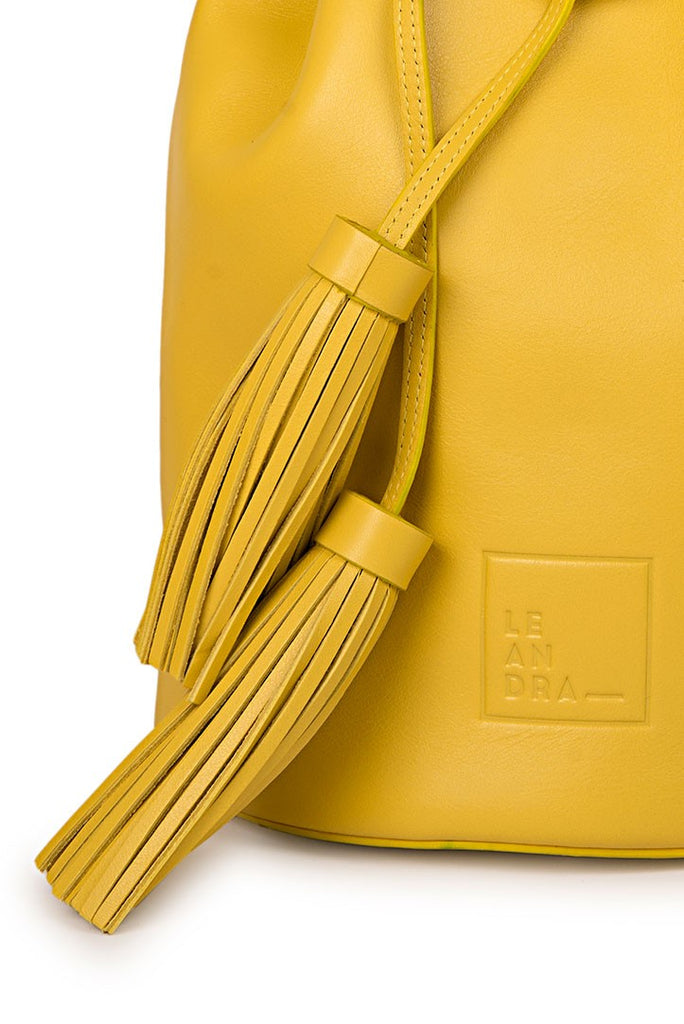 Imagen detalle borla de bolso saco de piel amarillo Leandra. Bolso Made in Spain Leandra