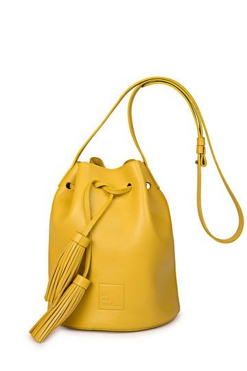 Imagen frontal de bolso saco de piel amarillo Leandra. Bolso de piel Made in Spain Leandra