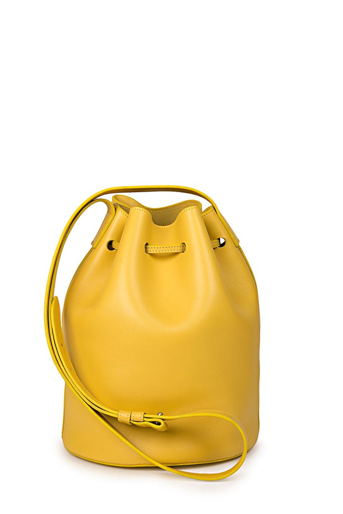 Imagen trasera de bolso saco de piel suave amarillo Leandra. Bolso Made in Spain de piel  Leandra