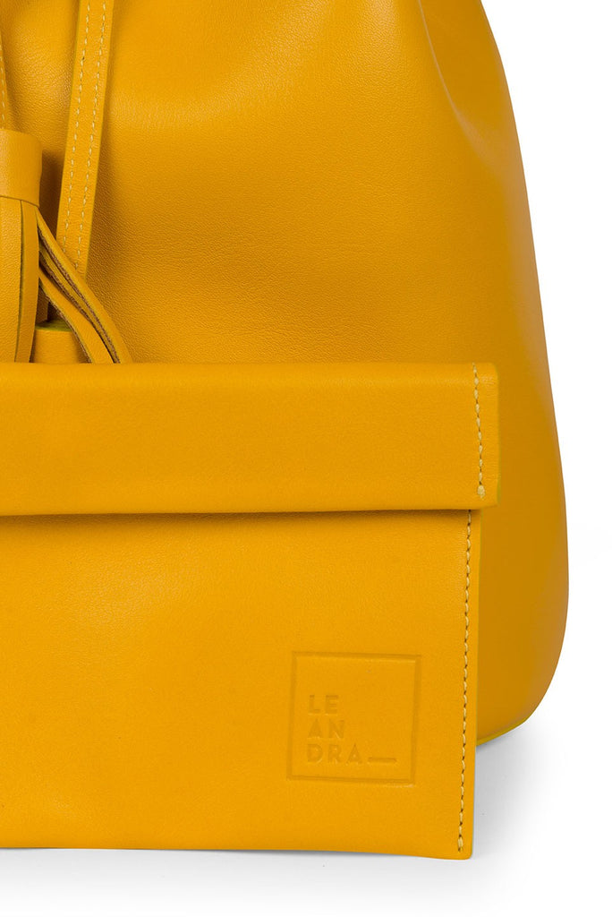 Imagen detalle de bolsillo interior de bolso saco piel amarillo mostaza Leandra. Bolso de piel Made in Spain Leandra