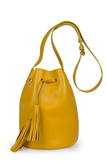 Imagen frontal de bolso de piel suave tipo saco color amarillo mostaza Leandra. Bolso amarillo mostaza de piel Made in Spain Leandra