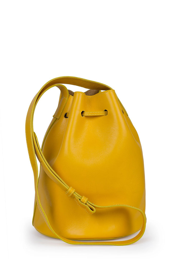 Imagen trasera de bolso saco piel amarillo mostaza Leandra. Bolso de piel saco amarillo mostaza Leandra